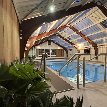 Tasman Holiday Parks - Christchurch Kültér fotó The swimming pool at the new school