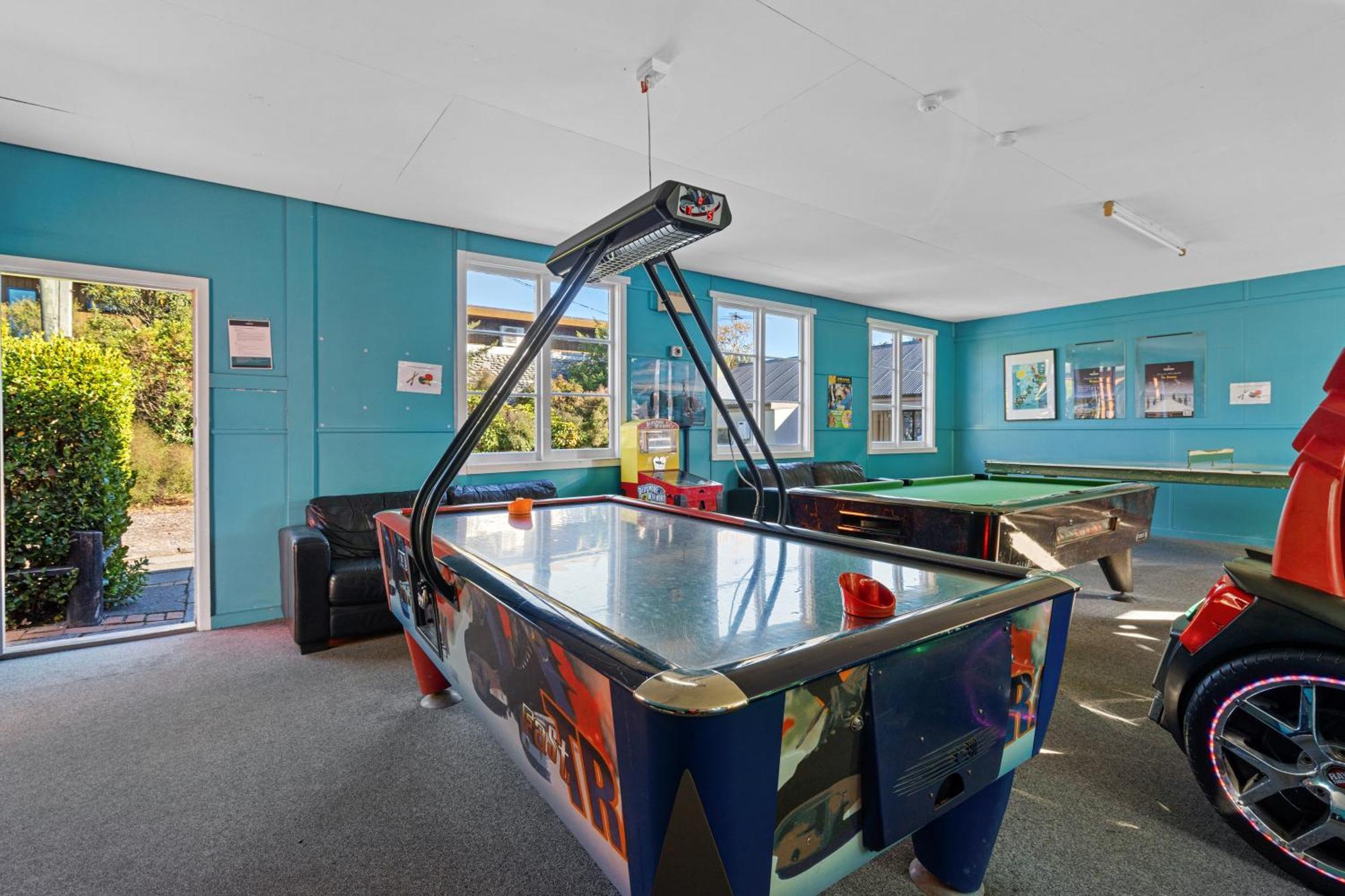 Tasman Holiday Parks - Christchurch Kültér fotó Air hockey table