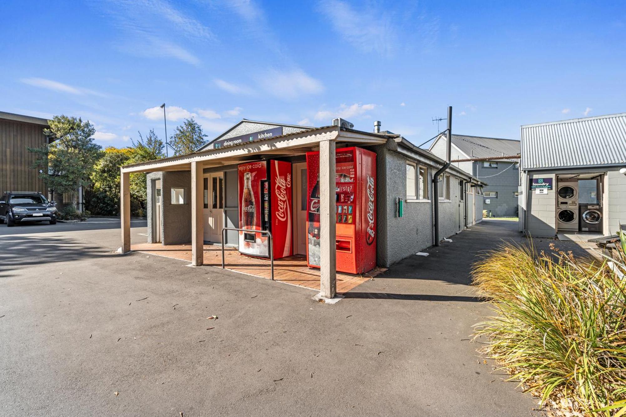 Tasman Holiday Parks - Christchurch Kültér fotó The original 1950s vending building