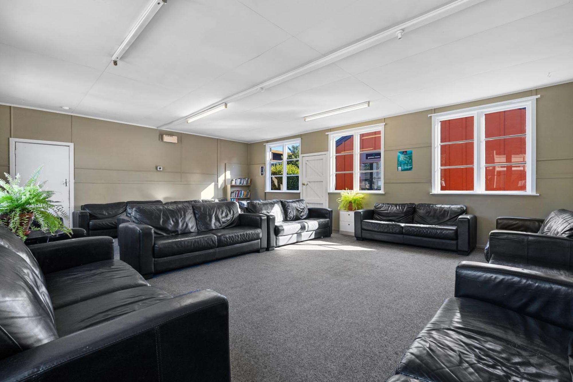 Tasman Holiday Parks - Christchurch Kültér fotó The lounge at the station