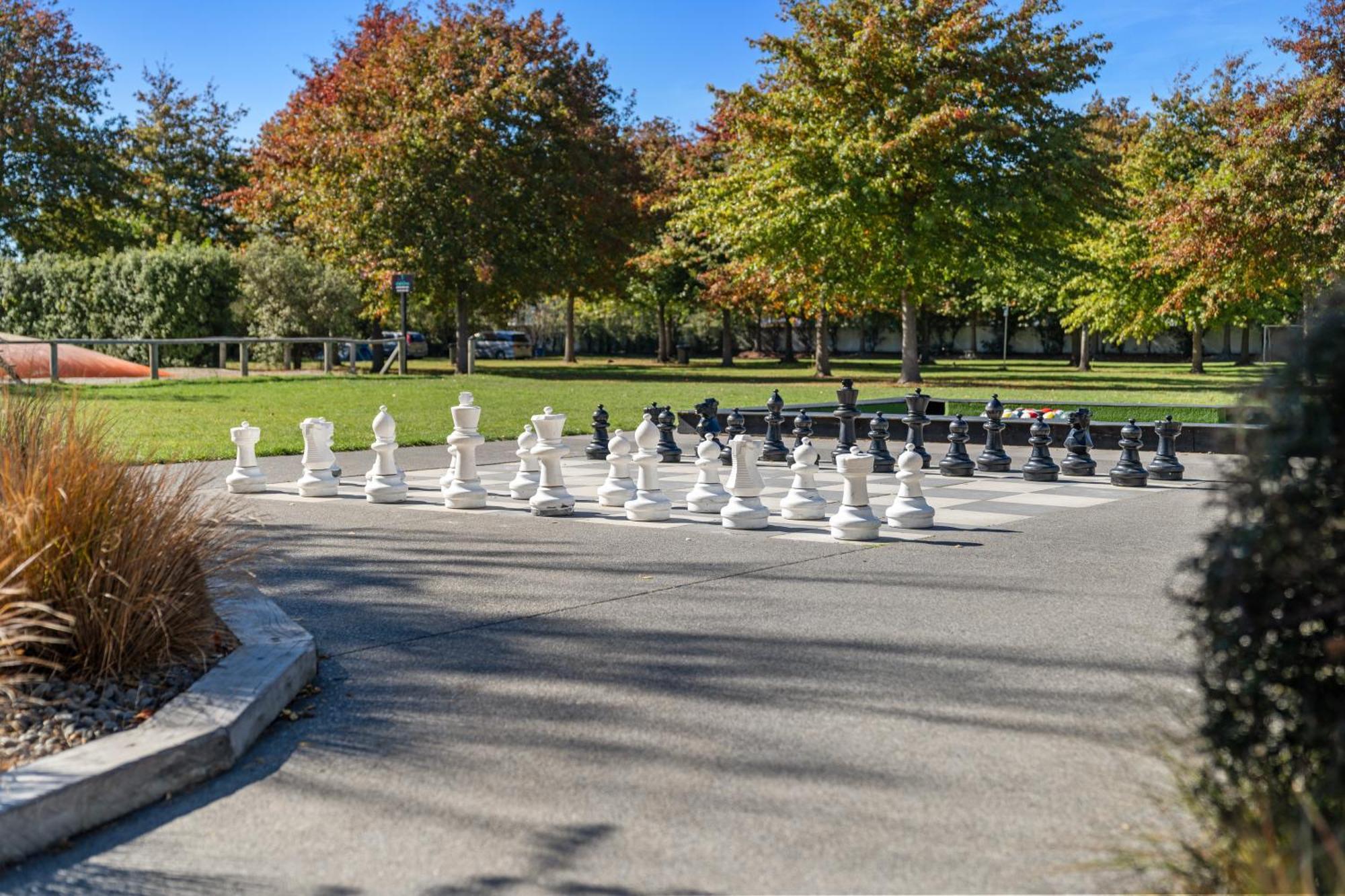 Tasman Holiday Parks - Christchurch Kültér fotó The giant chess set at the park