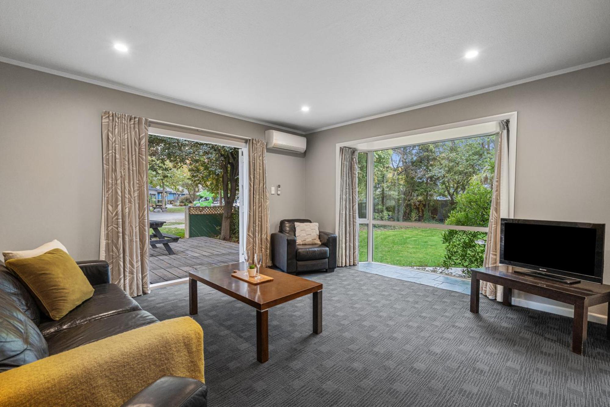 Tasman Holiday Parks - Christchurch Kültér fotó Living room with sliding doors