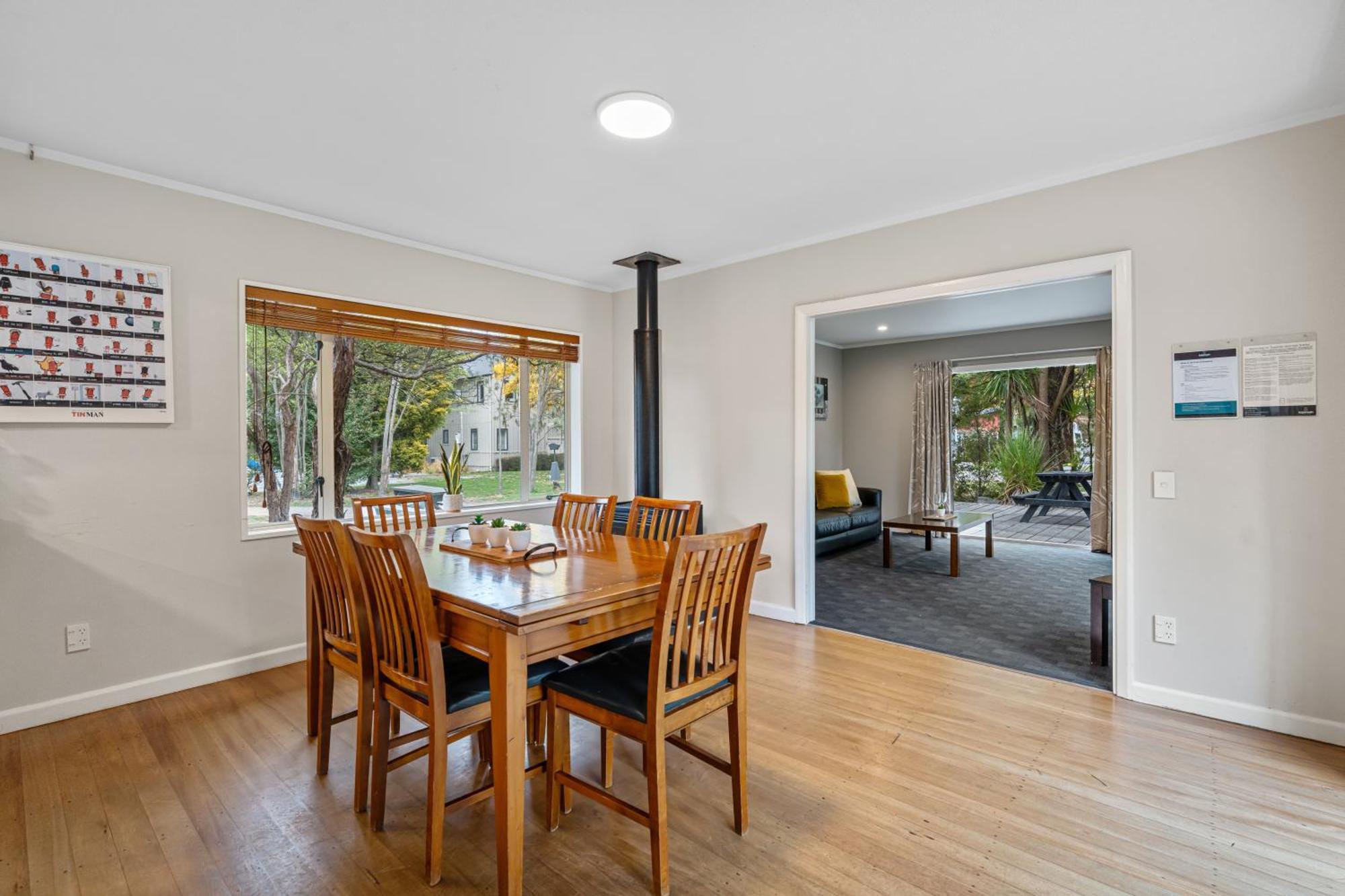 Tasman Holiday Parks - Christchurch Kültér fotó A dining room in a house in New Zealand