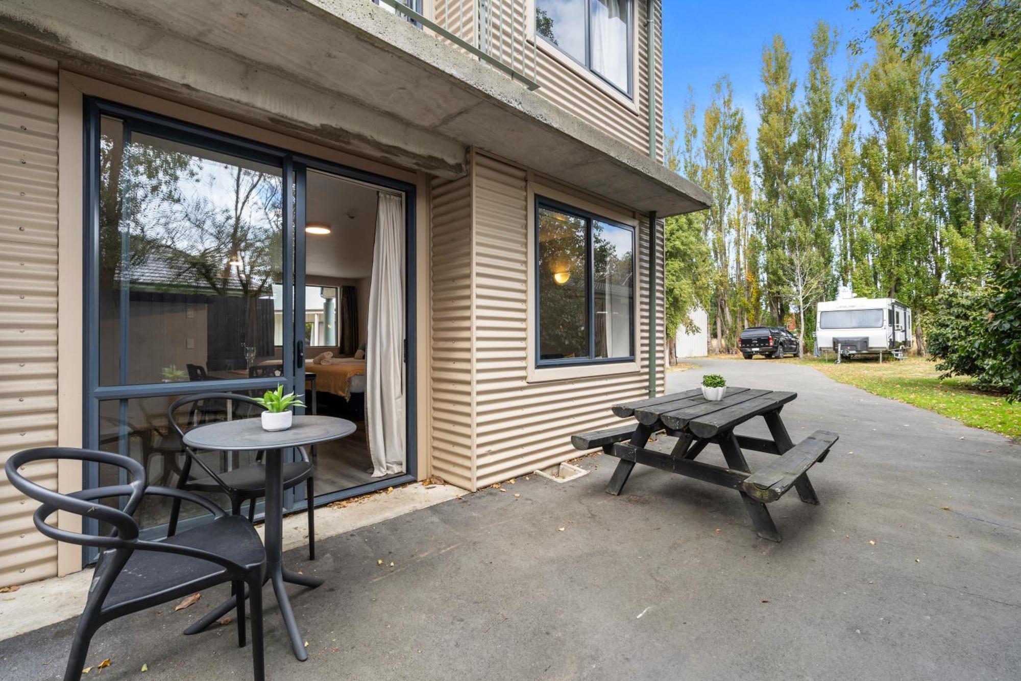 Tasman Holiday Parks - Christchurch Kültér fotó The exterior of a typical apartment at the hotel