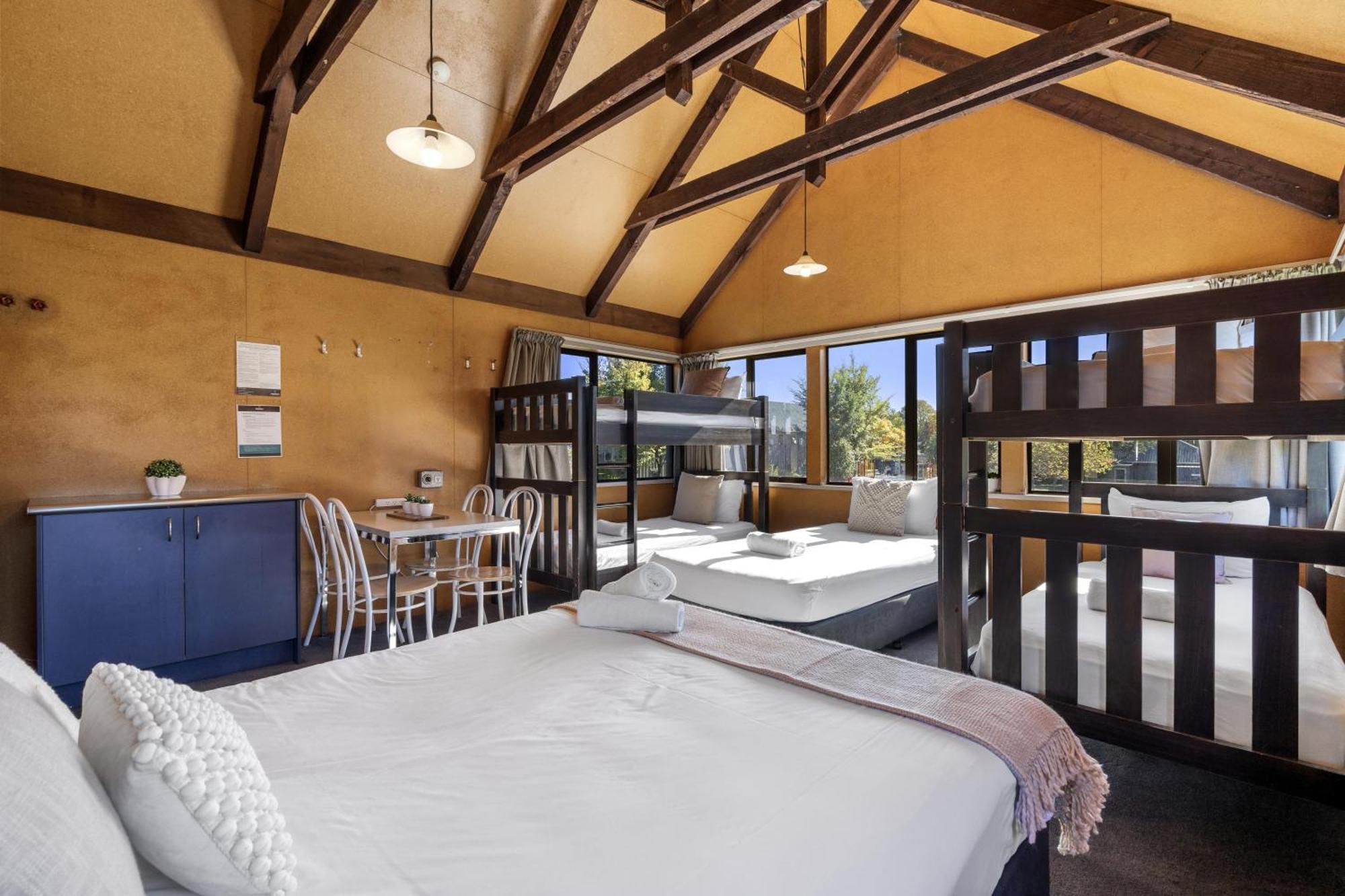 Tasman Holiday Parks - Christchurch Kültér fotó A typical interior of a villa