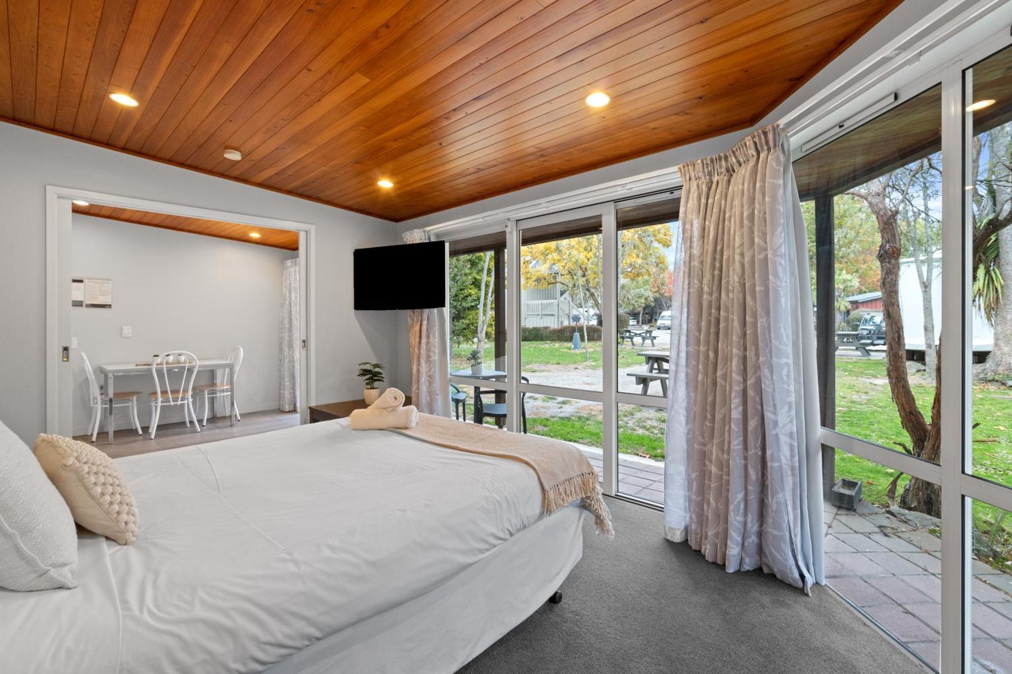 Tasman Holiday Parks - Christchurch Kültér fotó A bedroom at the hotel