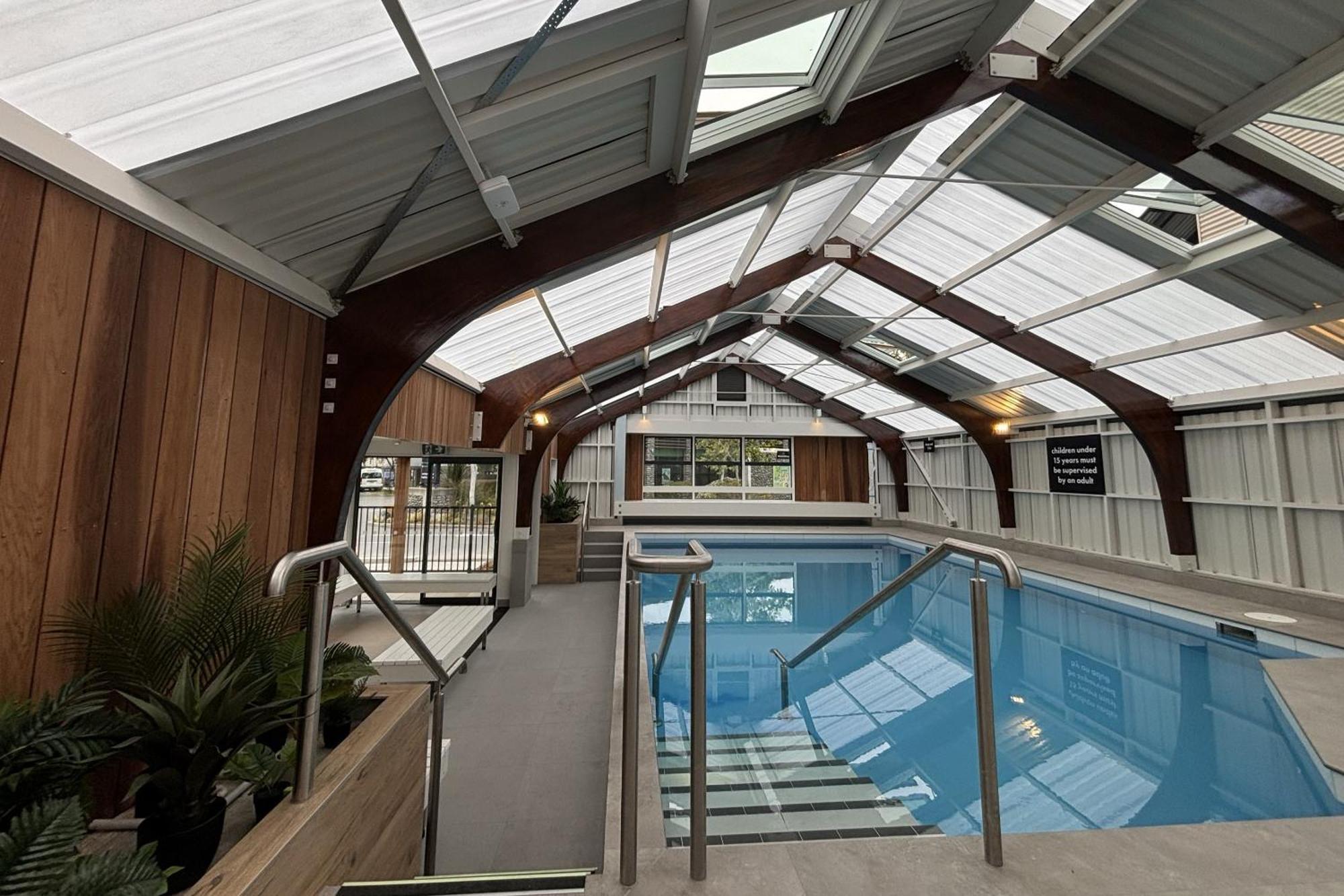 Tasman Holiday Parks - Christchurch Kültér fotó The swimming pool at the National Sports Centre