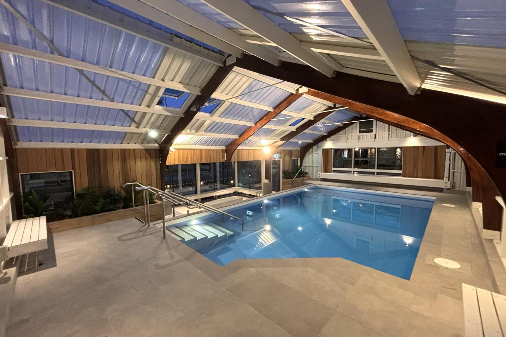 Tasman Holiday Parks - Christchurch Kültér fotó The swimming pool at the hotel